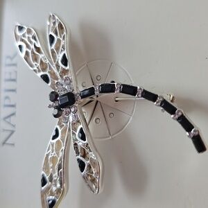 NAPIER BRAND BEAUTIFUL BLACK AND SILVERTONE DRAGONFLY FASHION JEWELRY PIN BROOCH